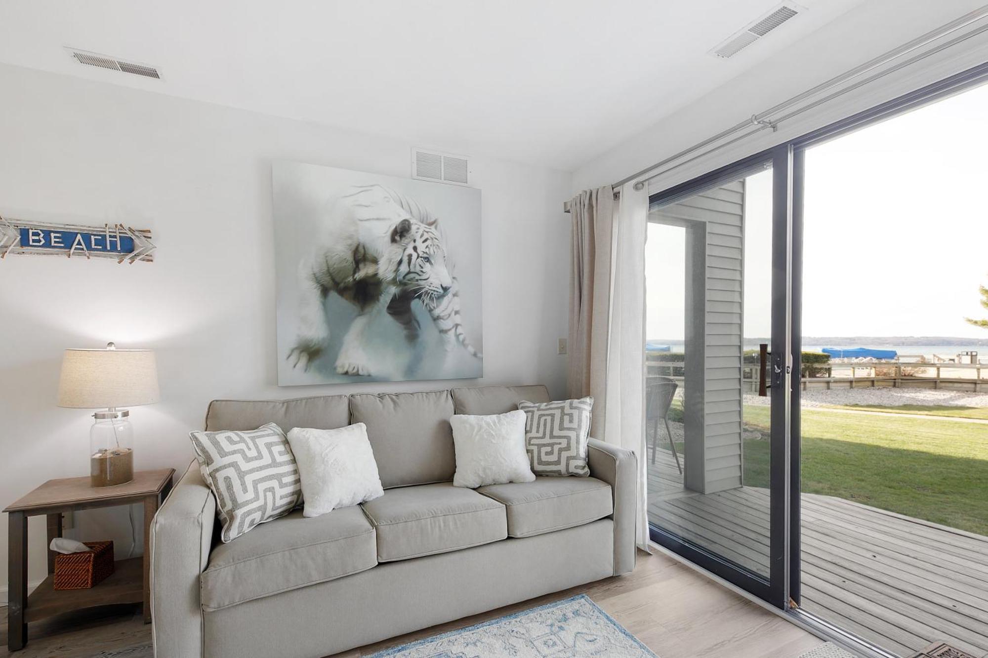Gorgeous 2 Bedroom Lake View Condo مدينة ترافيرز المظهر الخارجي الصورة